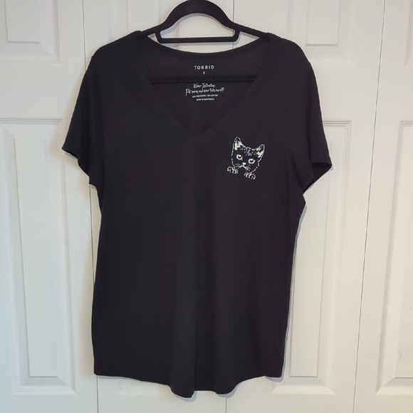 Torrid Black V-Neck Short Sleeve T-Shirt with White Cat Peekaboo - Picture 1 of 3